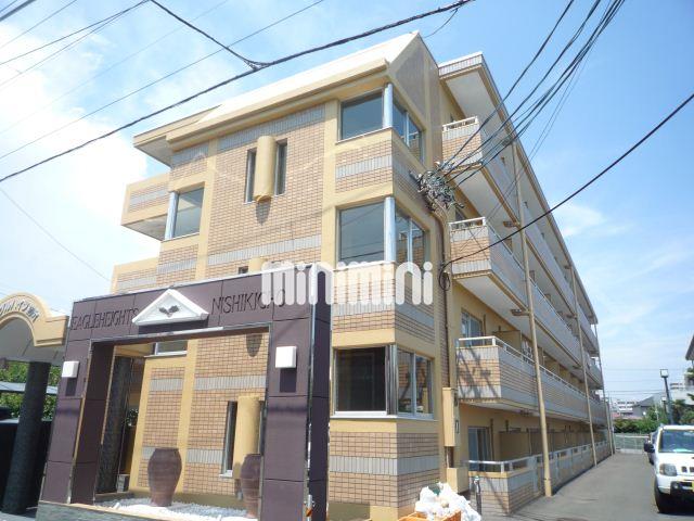 建物外観　４階建てのマンション。