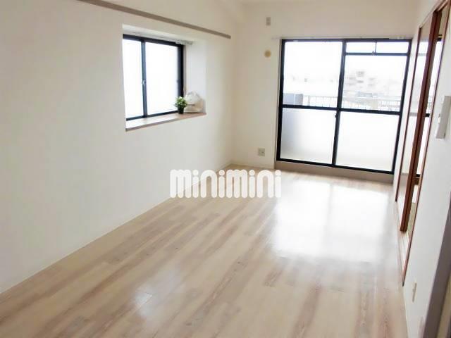 居室・リビング　出窓があるリビングで明るいです