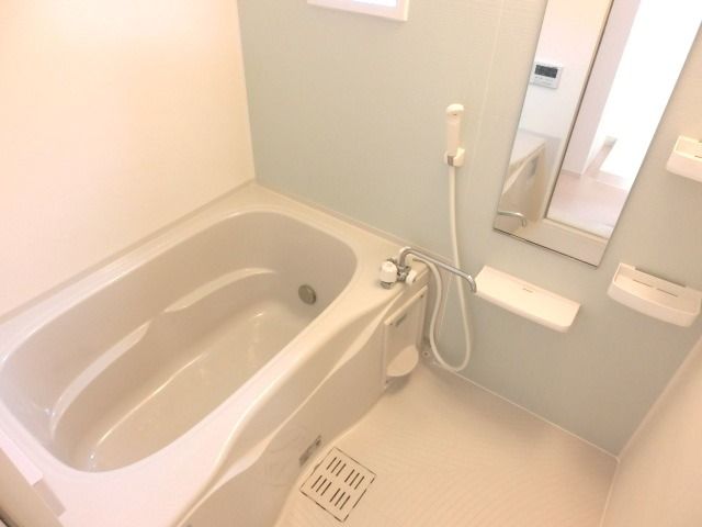 バス・シャワールーム　雨の日に便利な浴室乾燥機、もちろん追焚機能付き