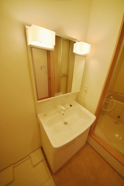 洗面設備　★大きな鏡の洗面台です★