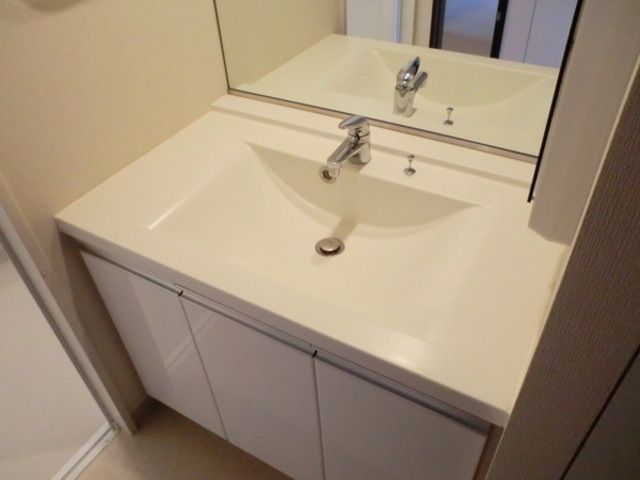 洗面設備　★鏡の大きな洗面台です★