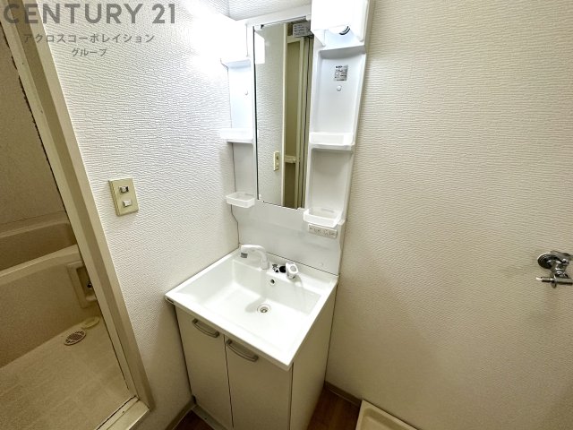 洗面設備　洗面化粧台の隣に洗濯機置き場あり♪