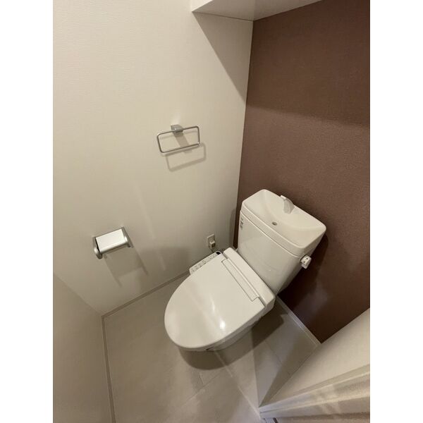 トイレ　落ち着いた色調のトイレです