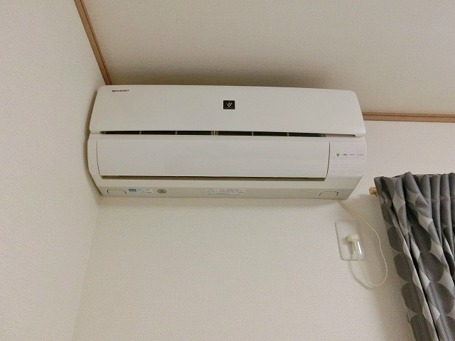 その他設備　洋室に既設のエアコン。
