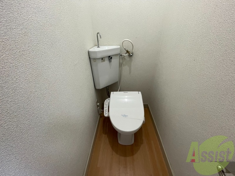 トイレ　温水洗浄便座なので快適に使用できそうですね。