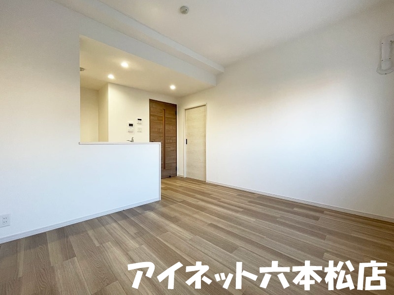 居室・リビング　カウンターキッチンの明るいリビングです