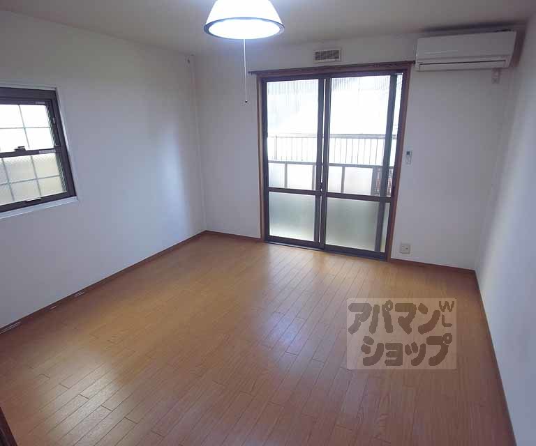 居室・リビング　正方形に近いお部屋。
