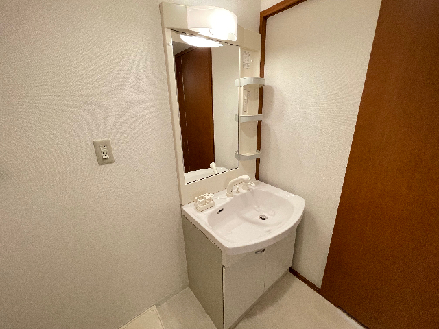 洗面設備　小棚の付いた洗面台です