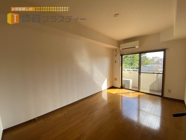 居室・リビング　日が差込む明るいお部屋です※中部屋の写真