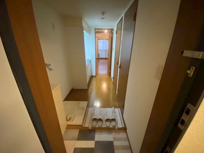 玄関　同建物同号室の室内写真です。