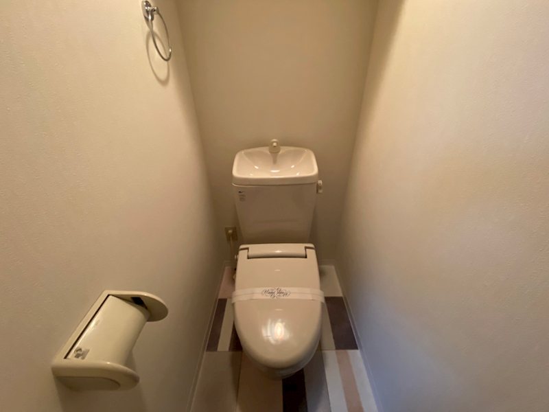 トイレ　同建物同号室の室内写真です。