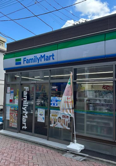 コンビニ　ファミリーマート 杉並方南二丁目店（コンビニ）まで94m