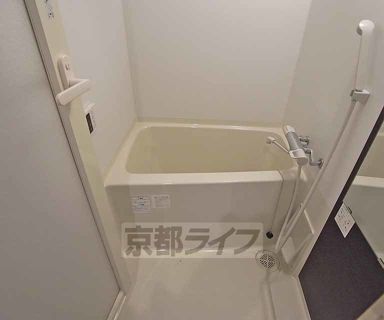 バス・シャワールーム　鏡のあるバスルーム。