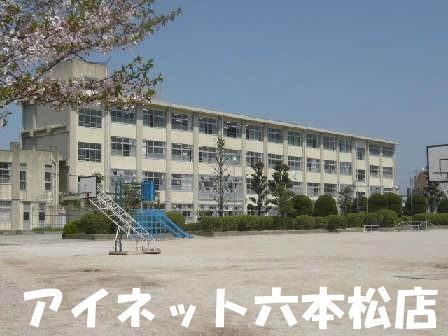 小学校　福岡市立鳥飼小学校（小学校）まで724m