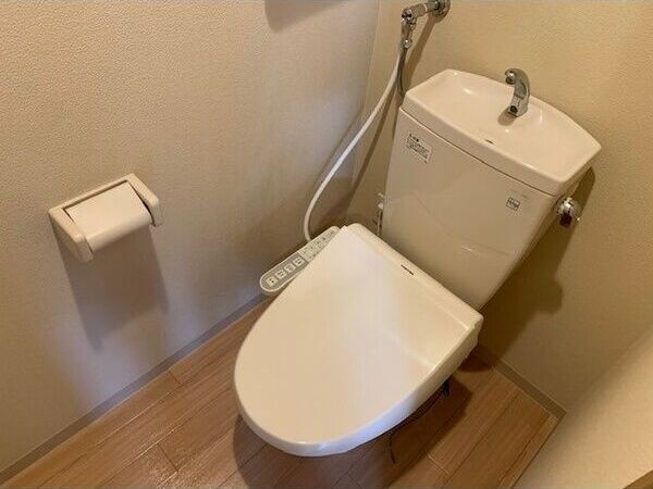 トイレ　※写真は別号室です。