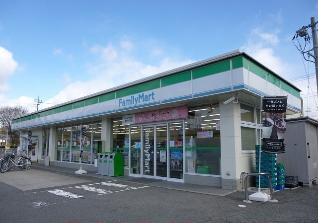 コンビニ　ファミリーマート（コンビニ）まで1100m