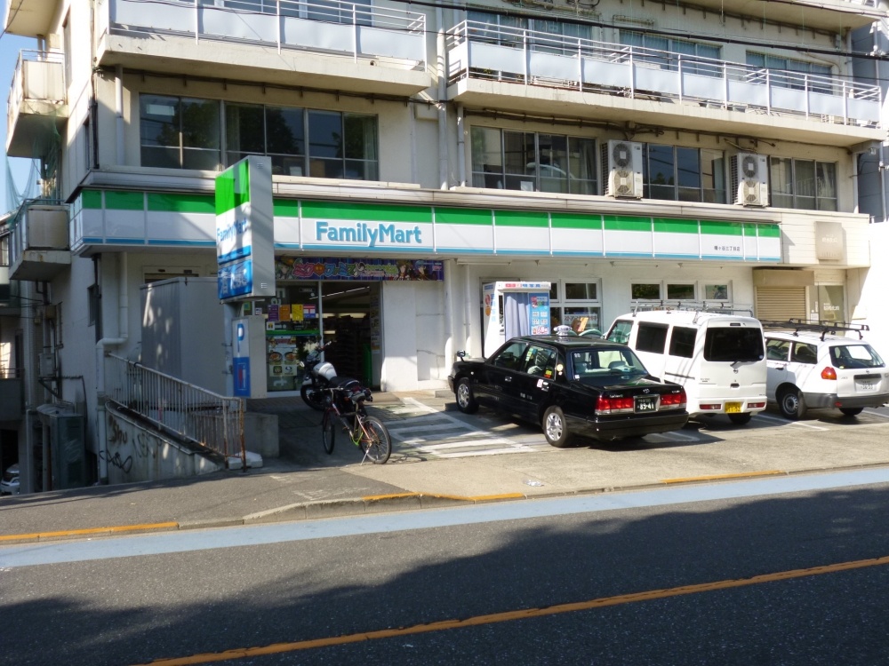 コンビニ　ファミリーマート幡ヶ谷３丁目店（コンビニ）まで296m