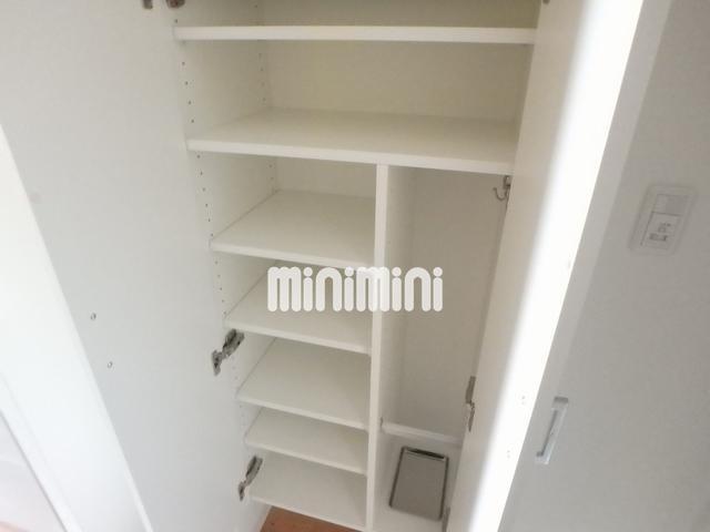 玄関　室内写真は同タイプの別の部屋です。