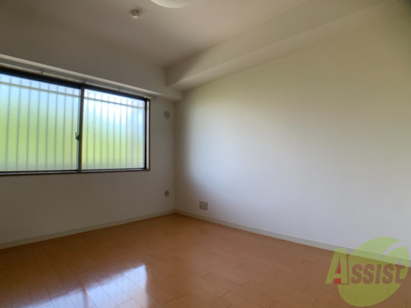 その他部屋・スペース　６帖の洋室です。広々として、きれいですね。