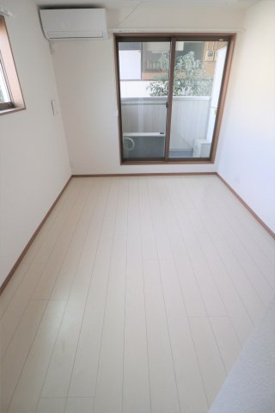 居室・リビング　落ち着いた色合いの床材を使用した居住空間です。