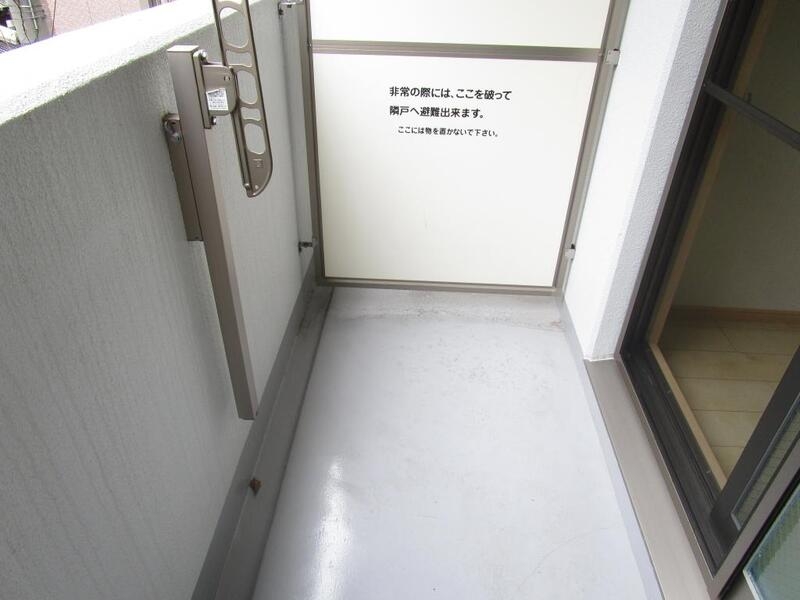 バルコニー　日当たりバッチリ、ふかふかのお布団で眠れますよ。