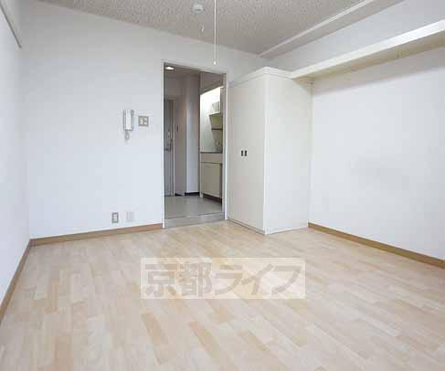 居室・リビング　天井が高いので部屋が広く感じます。