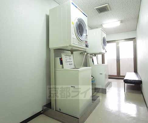 その他部屋・スペース　共同洗濯機です。