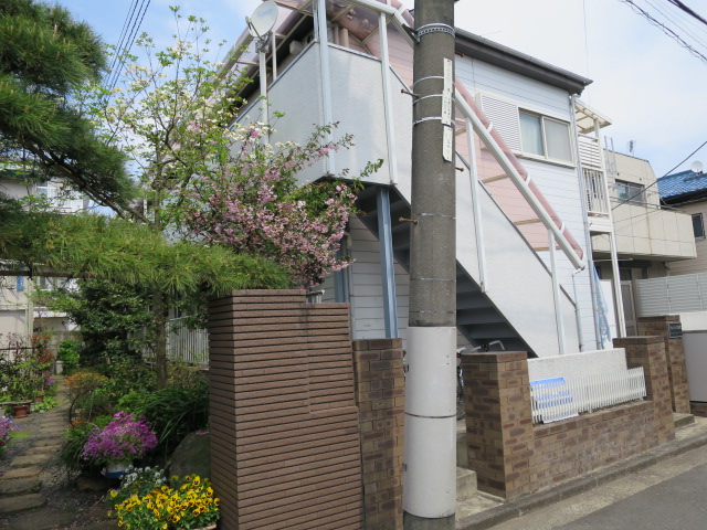駐車場　木々の借景により四季折々の移り変わりを感じられます。