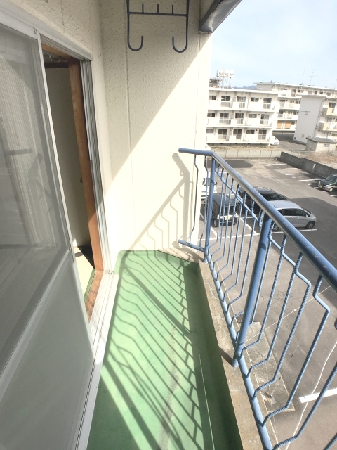 バルコニー　※補修前の参考画像の為、設備等は現況優先。