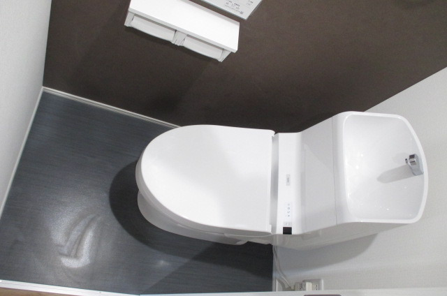 トイレ　落ち着いた色調のトイレです