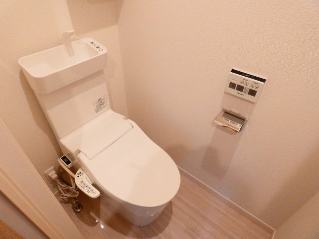 その他　嬉しい温水洗浄便座付き。