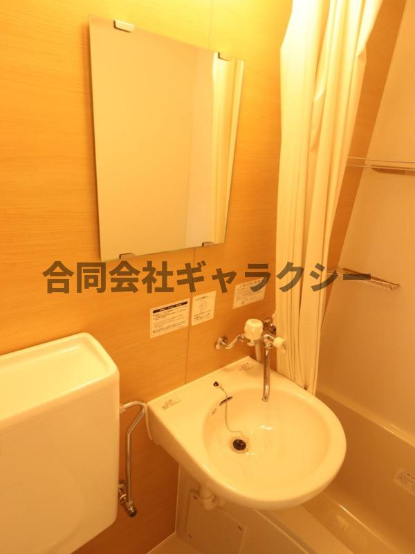 洗面設備　ミラー付きの洗面台