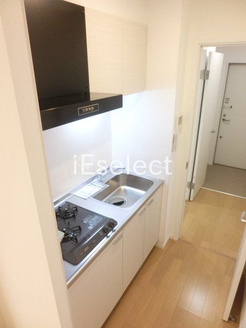 キッチン　２口システムキッチン付き。調理スペースあって料理も楽々♪
