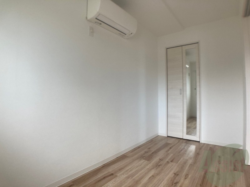 その他部屋・スペース　寝室はこちらです。光が差し込む、温かみのあるお部屋です。
