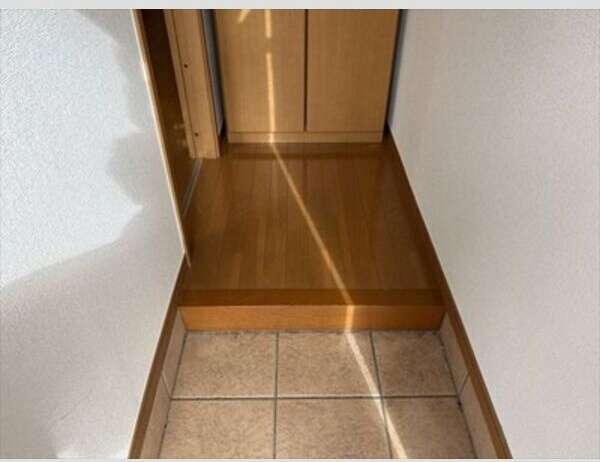 玄関　※写真は同じマンションの違う部屋のものになります。