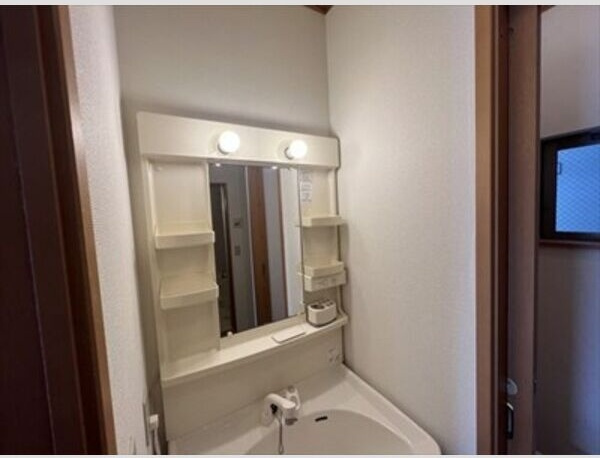 洗面設備　※写真は同じマンションの違う部屋のものになります。