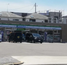 コンビニ　ファミリーマート 中川中野本町店（コンビニ）まで147m