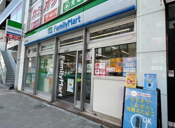 コンビニ　ファミリーマート神田鍛冶町店（コンビニ）まで569m