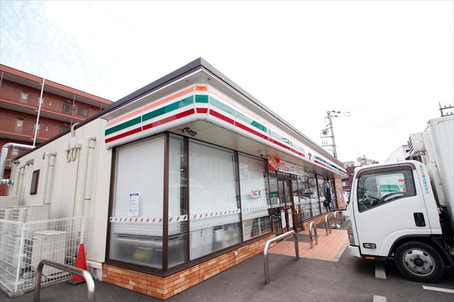 コンビニ　セブンイレブン（コンビニ）まで791m