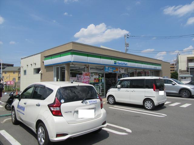 コンビニ　ファミリーマート（コンビニ）まで978m