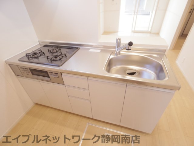 キッチン　対面式システムキッチンでお料理をお楽しみください