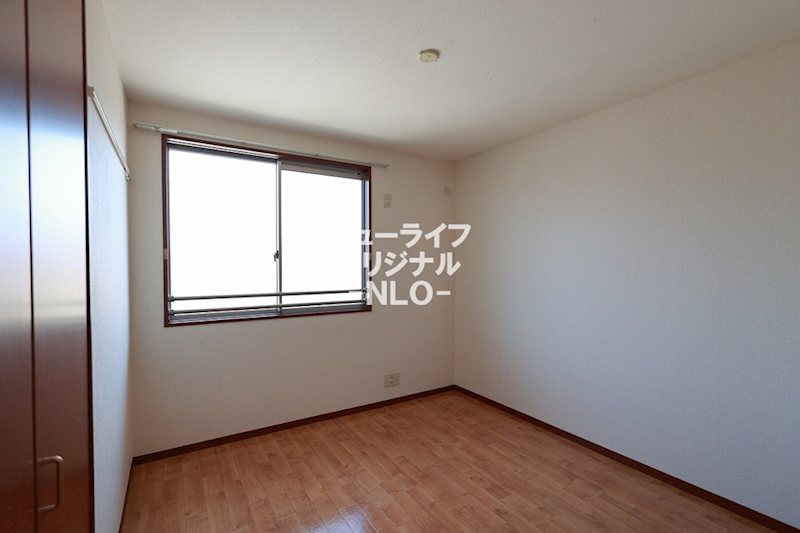 その他　洋室5.3帖　収納が完備されているので空間を広く使えます☆