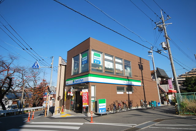 コンビニ　ファミリーマート枚方御殿山店（コンビニ）まで576m