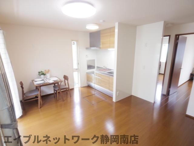 居室・リビング　こちらのリビングで趣味の時間をお楽しみください