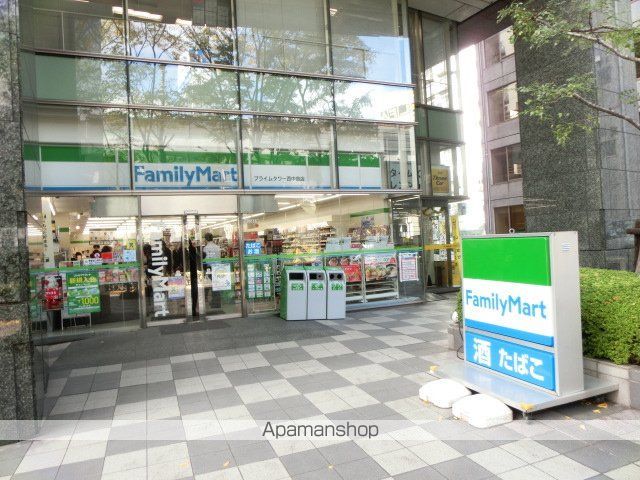 コンビニ　ファミリーマート（コンビニ）まで800m