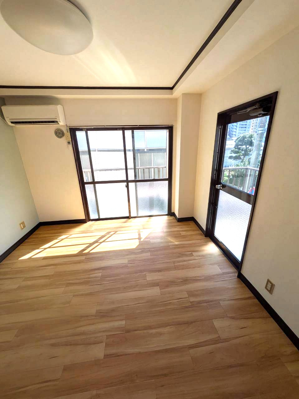 居室・リビング　2面採光の明るい角部屋