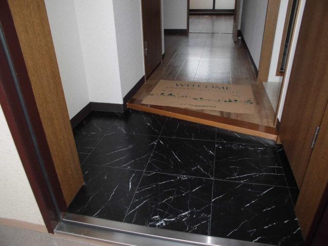 玄関　ポーロニア柳原