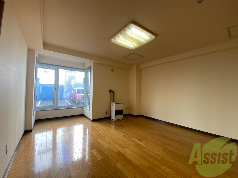 居室・リビング　木目のフローリングは落ち着きのある印象のお部屋になりますね。