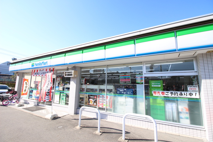 コンビニ　ファミリーマート（コンビニ）まで650m