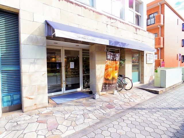 ショッピングセンター　Les Ailes Blanches（ショッピングセンター）まで219m